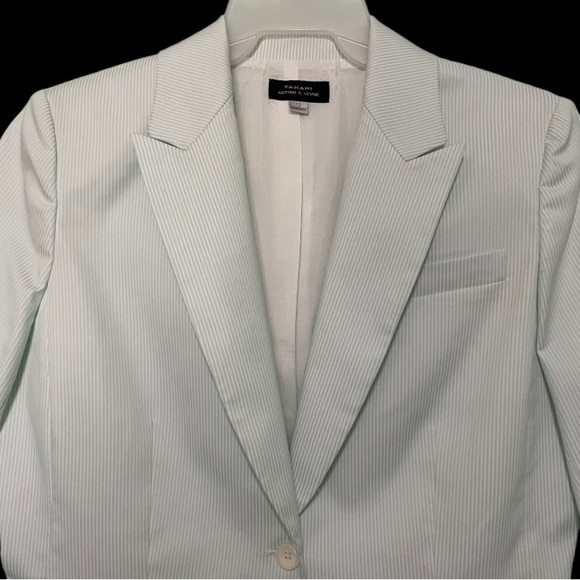 Beautiful (like new) Tahari 1 button blazer very light (mintish) green and white - Picture 2 of 12